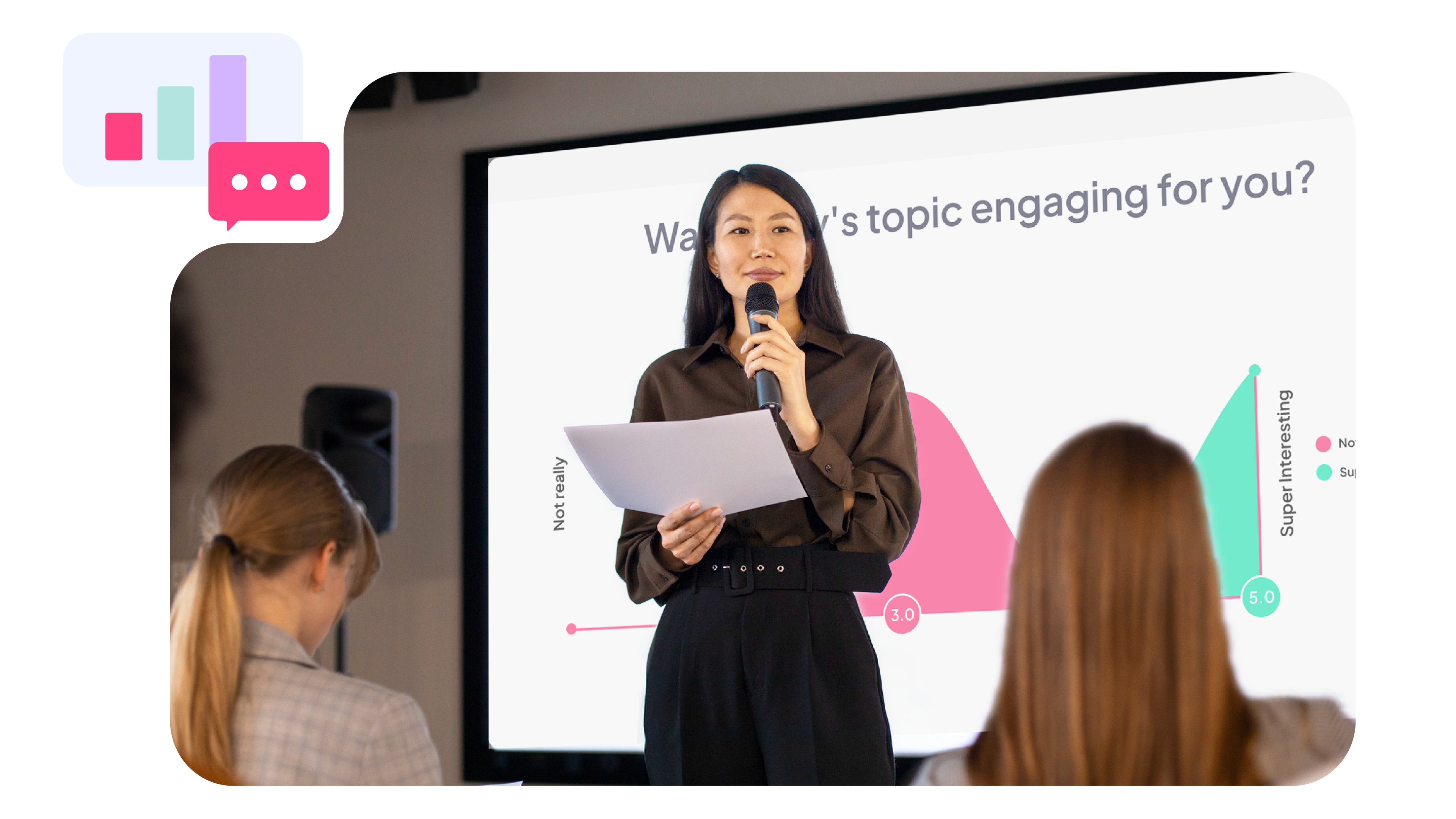 एका प्रोजेक्ट केलेल्या स्लाईडसमोर मायक्रोफोन घेऊन सादरीकरण करणारी महिला.