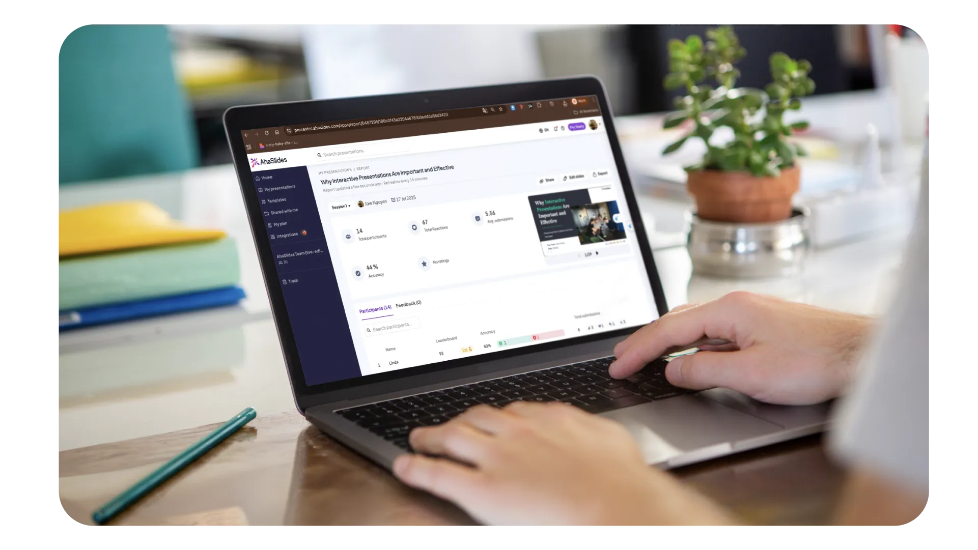 Person som bruker en bærbar PC og viser et interaktivt presentasjonsdashbord på AhaSlides med deltakerstatistikk og tilbakemeldinger på quizspørsmål som fremhever et feil svar.