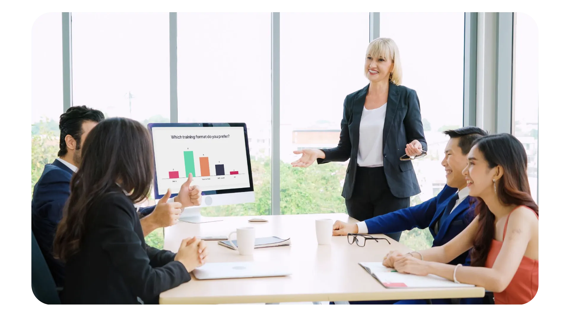 Smilende kvinne med briller skriver på en bærbar PC på et kontor med tekst om å legge til interaktive lysbilder i en presentasjonspresentasjon og alternativer for PDF- og PPT-import.