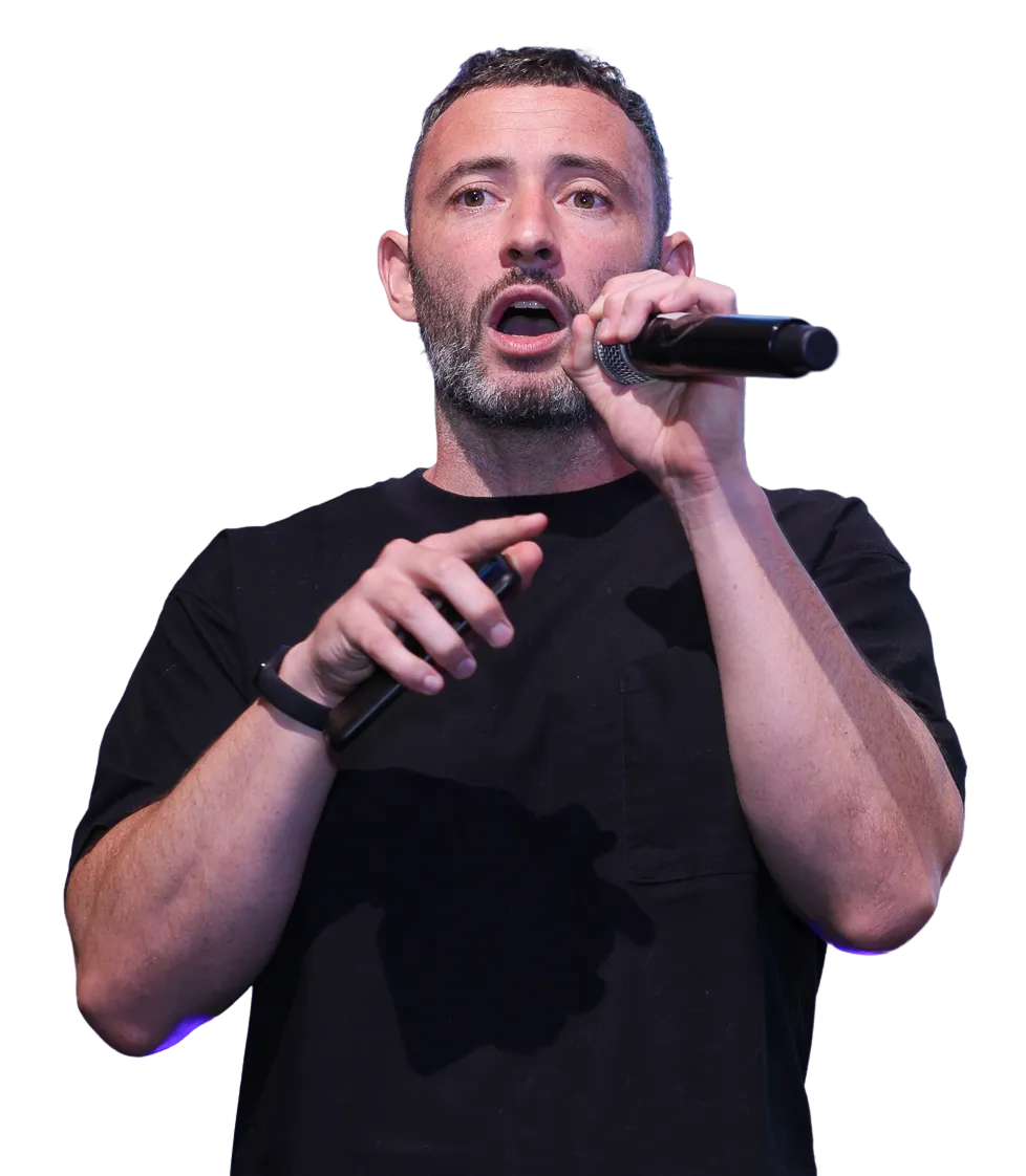 Der Redner präsentiert auf der Bühne mithilfe der interaktiven Präsentationssoftware AhaSlides.