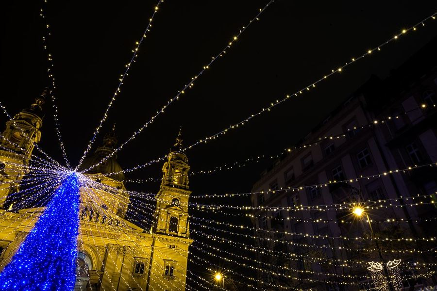 Otázka 31: Řetězce světel rozprostírající se v noci nad náměstím vedle kupolovité baziliky