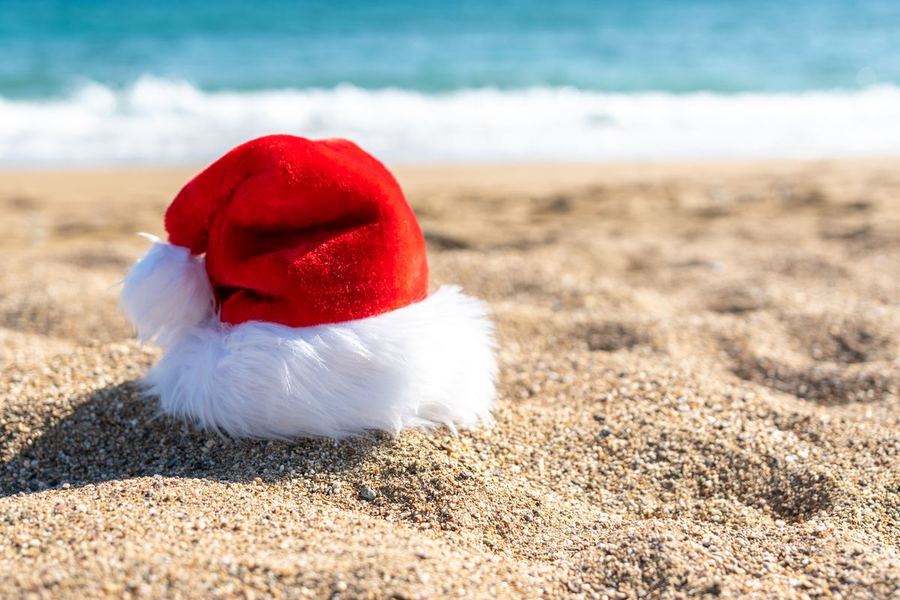 Otázka 47: Červenobílá čepice Santy ležící na písečné pláži u moře