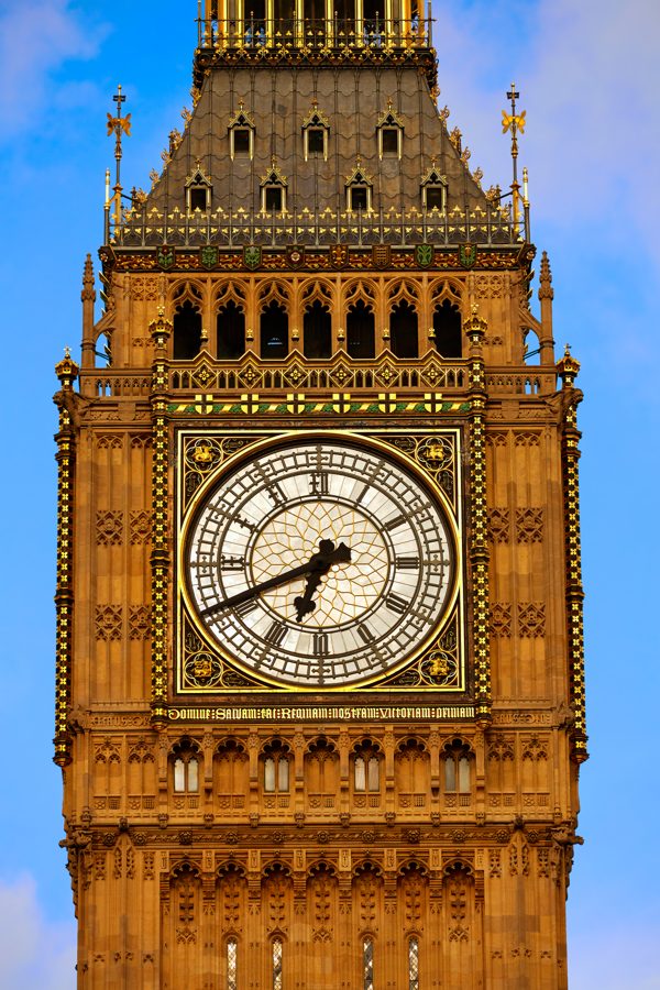 Big Beno laikrodžio ciferblatas ir bokštas Londono mėlyno dangaus fone