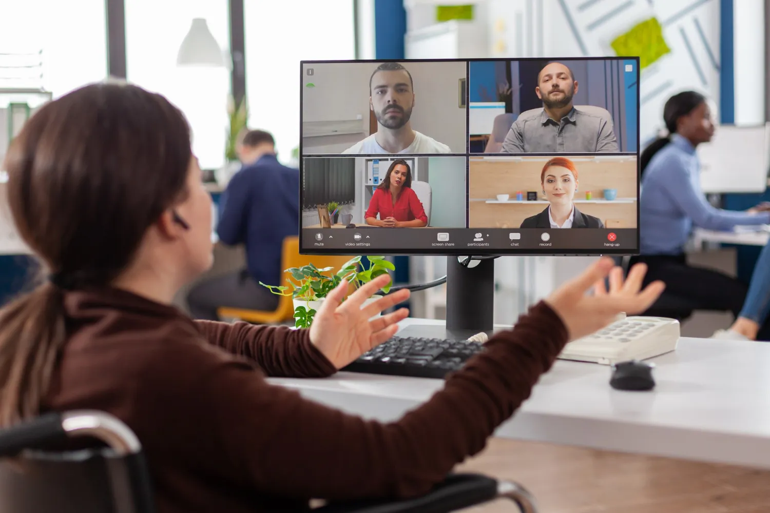 People giving discussion in an online meeting