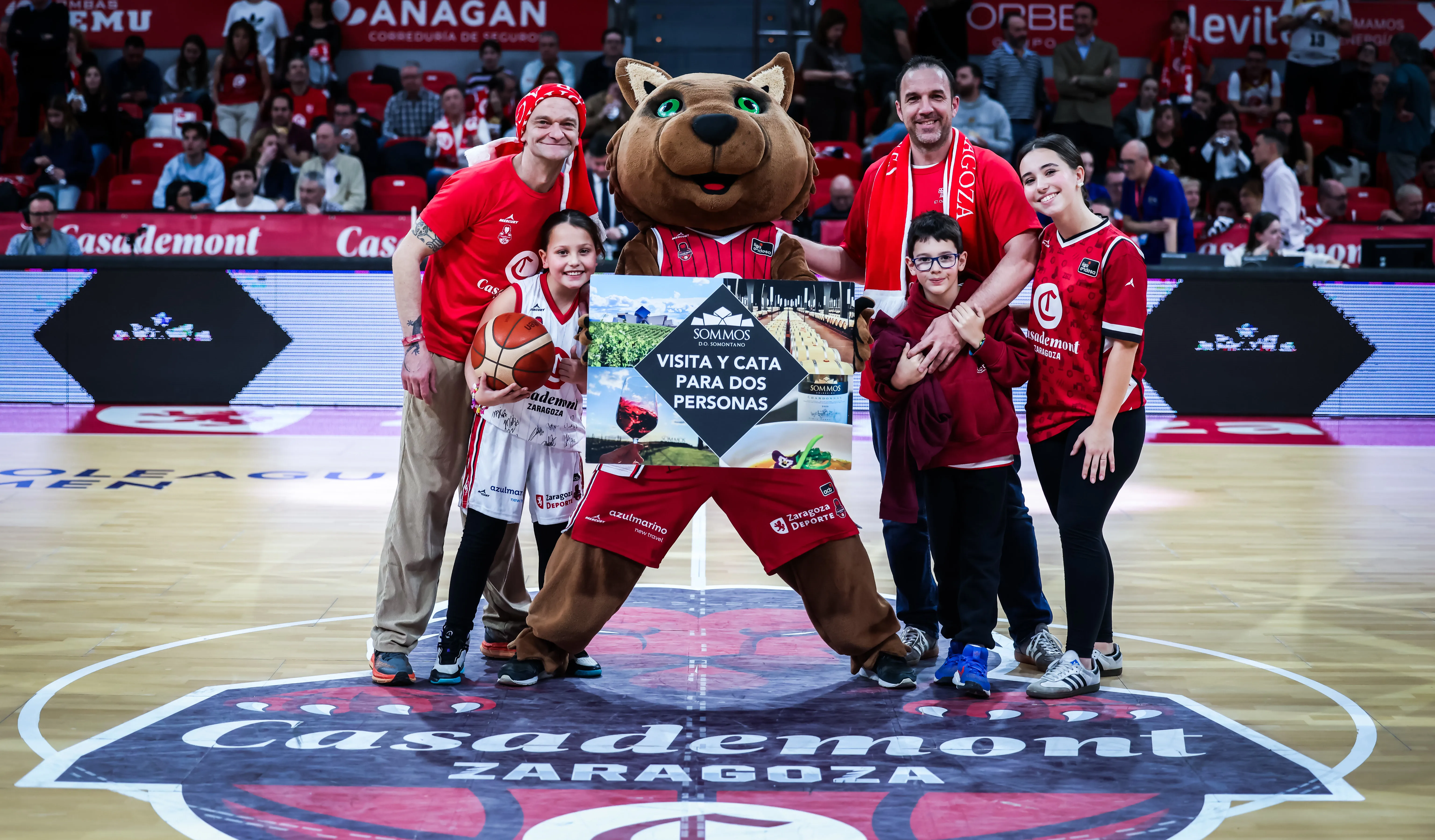 খেলার বিরতির সময় ভক্তদের আকৃষ্ট করার জন্য ক্যাসাডেমন্ট জারাগোজা কীভাবে AhaSlides কুইজ ব্যবহার করে