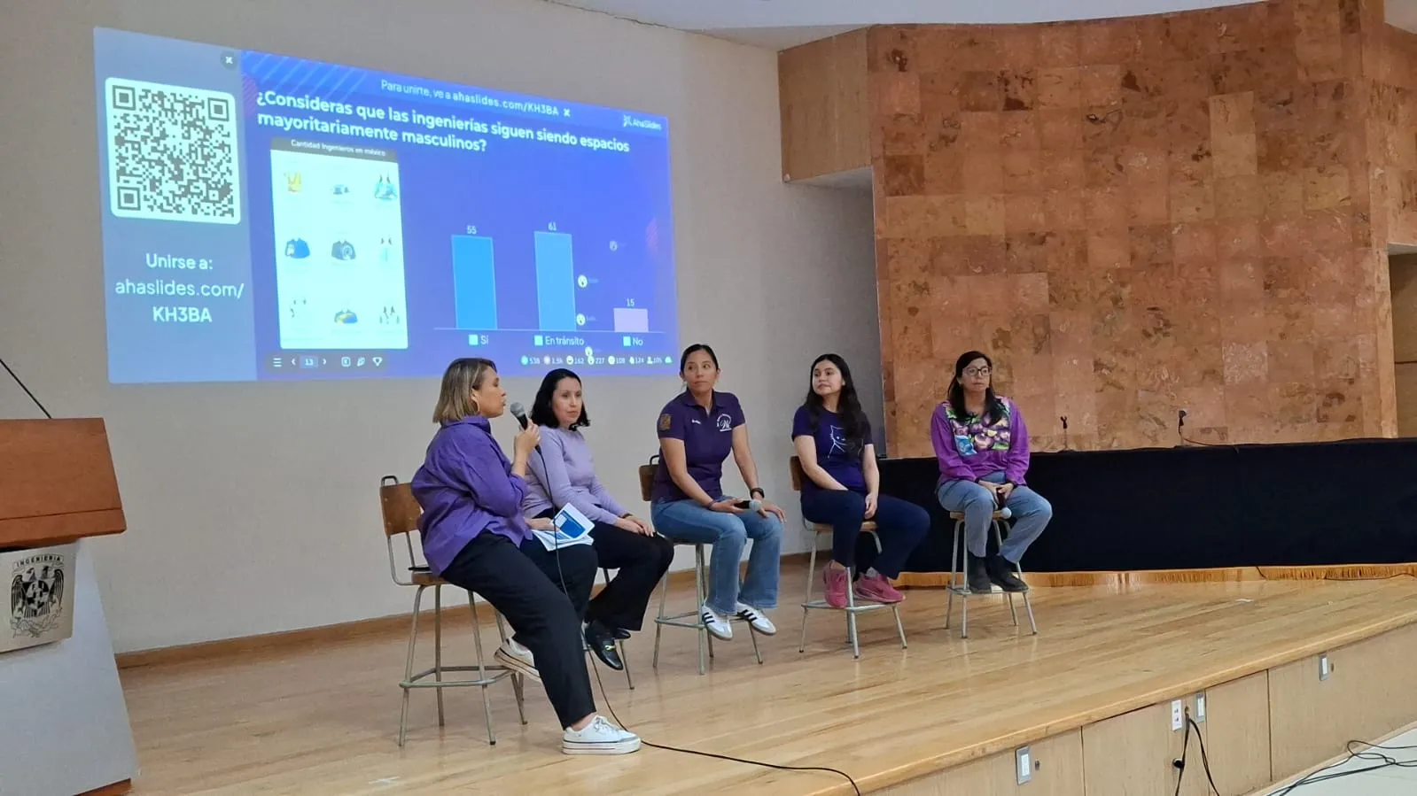  Cómo la Facultad de Ingeniería de la UNAM utilizó AhaSlides para involucrar a 300 estudiantes en un evento académico en vivo.