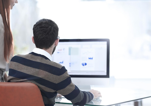 屏幕上正在分析数据的人