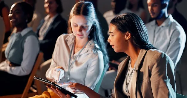 Profesionales de negocios estableciendo contactos en una conferencia corporativa.