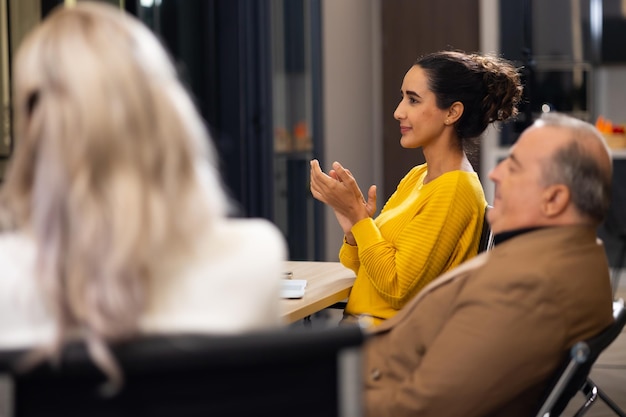 Affärsmän diskuterar feedback efter en konferens