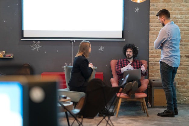 프레젠테이션을 시청하는 팀