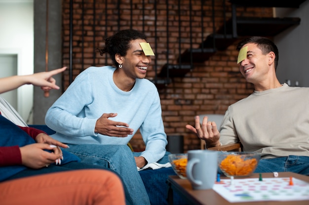 同事們在玩輕鬆的團隊遊戲時一起大笑