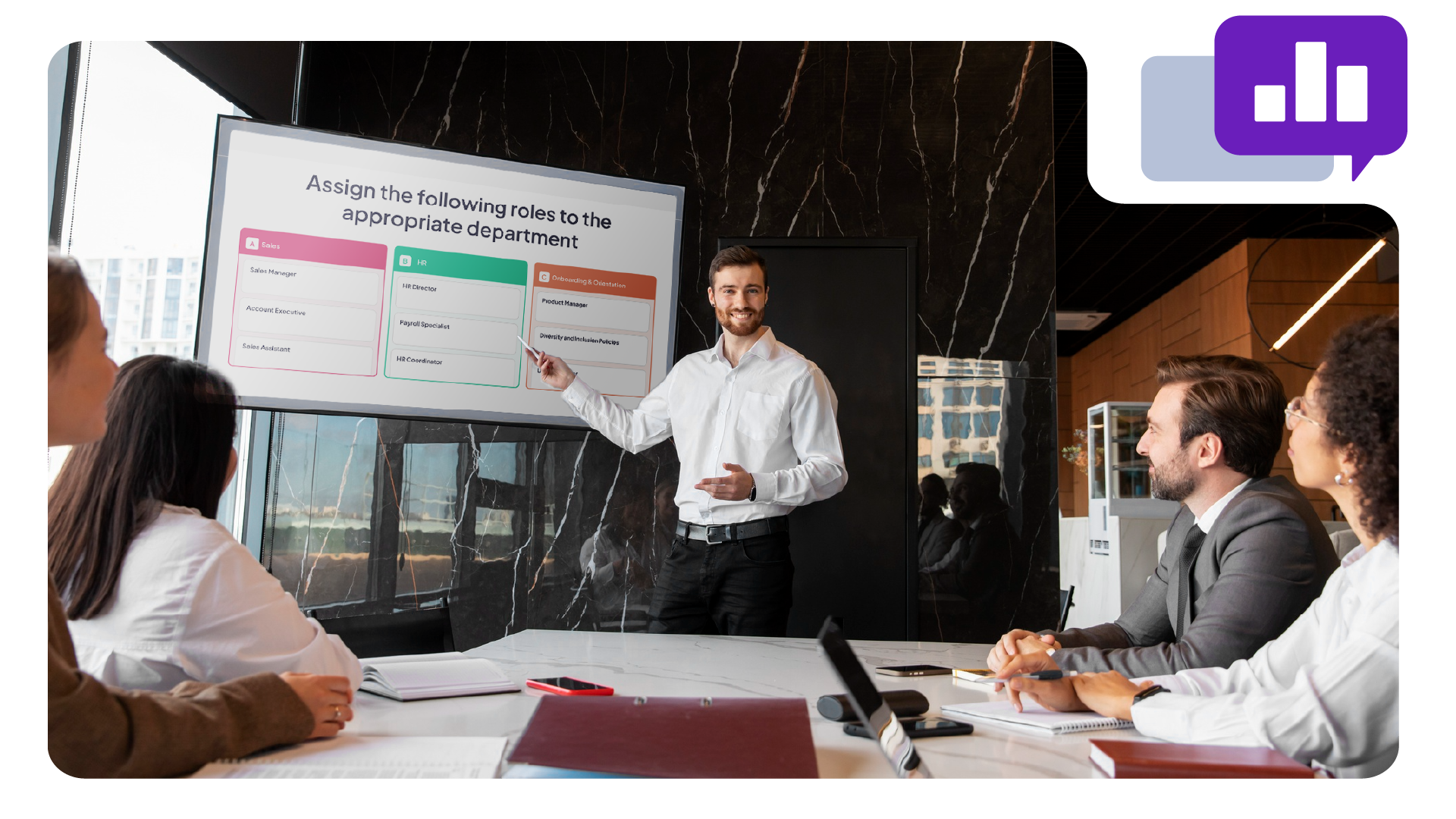 מרצה המציג במצגת אינטראקטיבית של AhaSlides במהלך פגישה