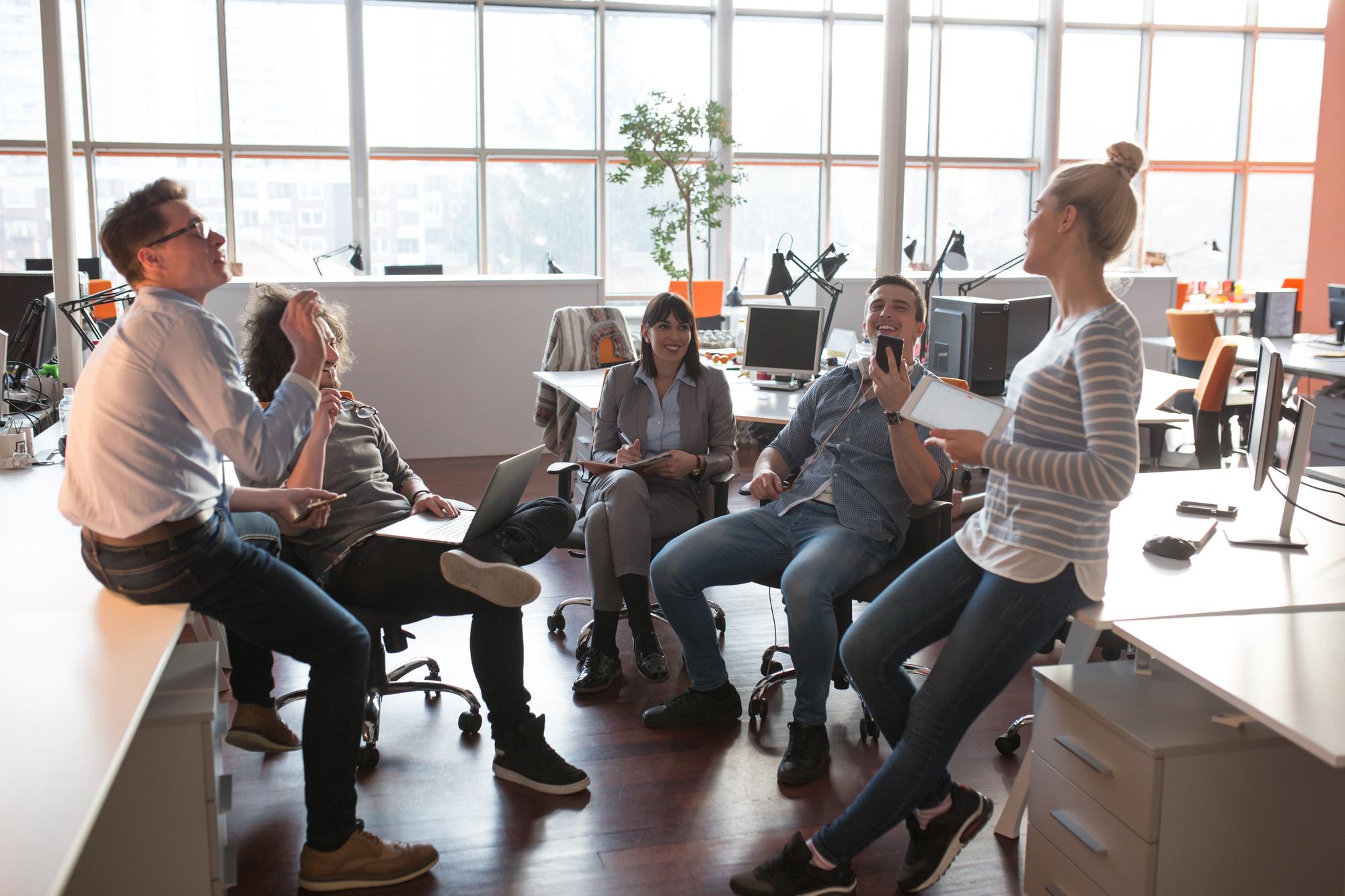 Eine Gruppe von Arbeitskollegen hatte sich in ungezwungener Runde zu einem offenen Gespräch im Büro versammelt.