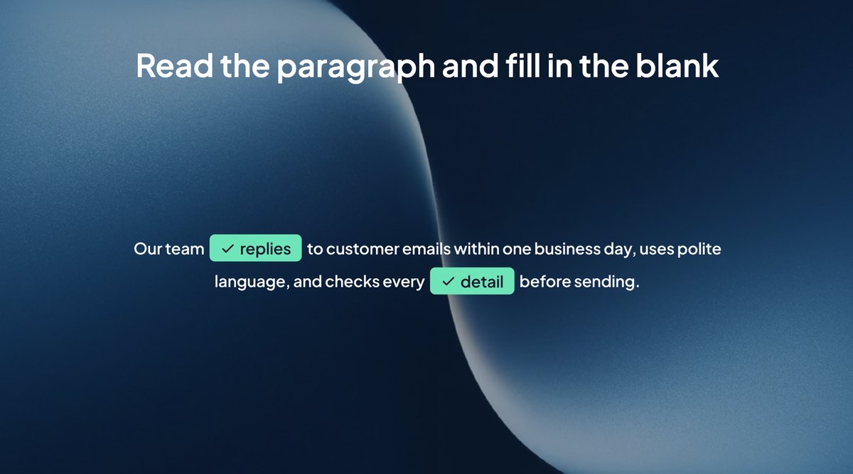 Una diapositiva "Completa gli spazi vuoti" su AhaSlides dopo la rivelazione, con le parole corrette inserite in una frase sulla risposta alle email dei clienti.