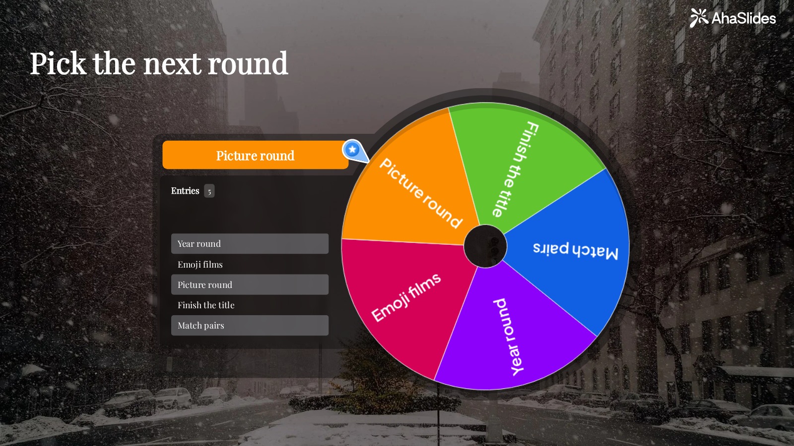 La roue de la fortune d'AhaSlides se superpose à une photo de rue enneigée de New York, intitulée « Choisissez la prochaine manche », avec cinq noms de manches de quiz de Noël sur la roue et dans la liste des participants, et la manche photo du résultat affichée après un tour, avec 12 joueurs tests.