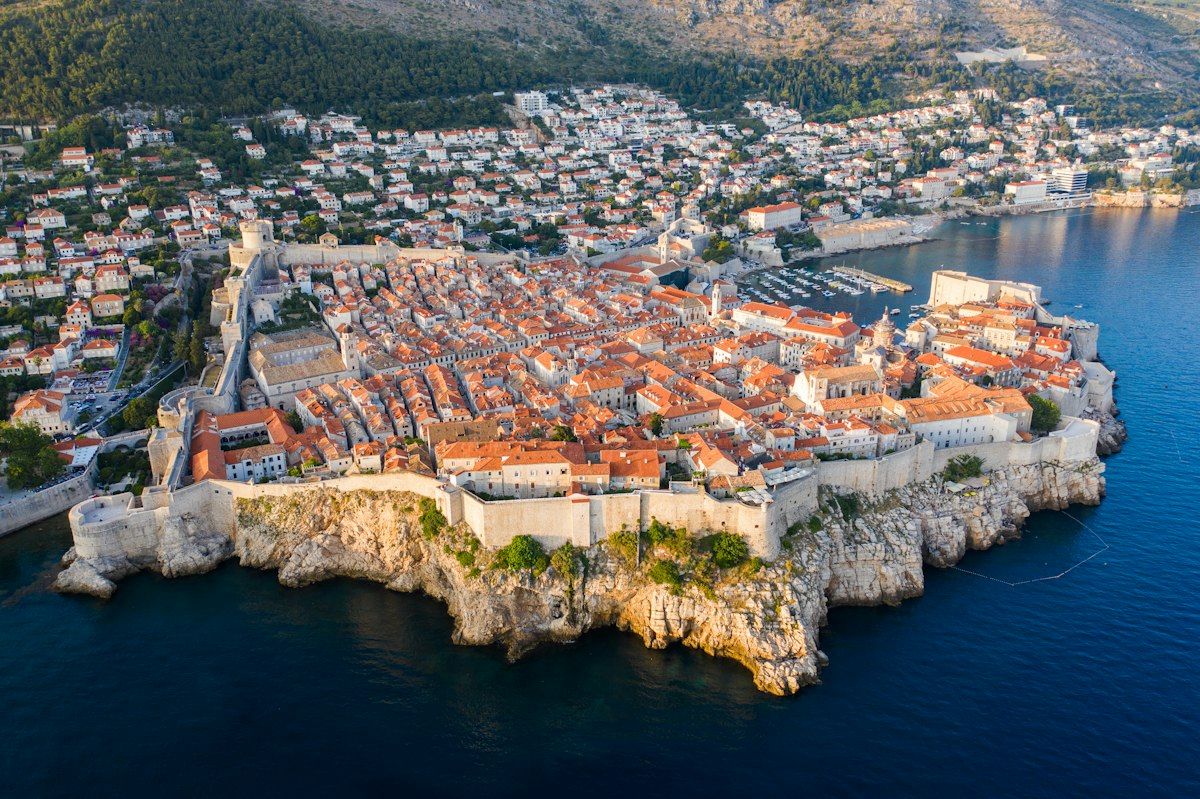 Légifelvételek Dubrovnik fallal körülvett óvárosáról az Adriai-tenger partján