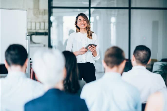 mujer sonriendo durante una presentación