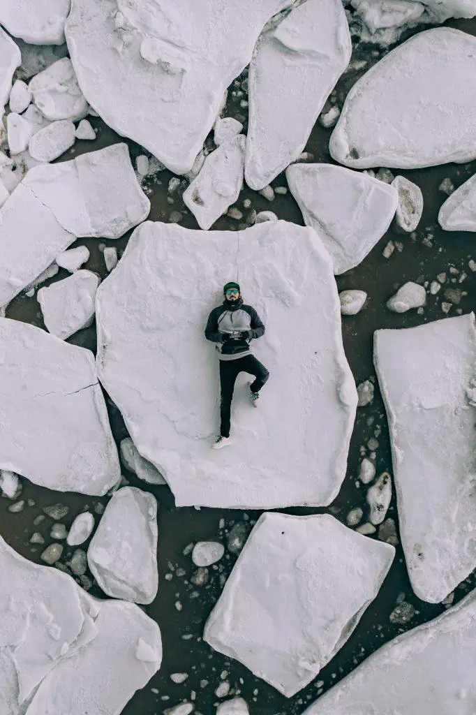Törött jégen fekvő ember