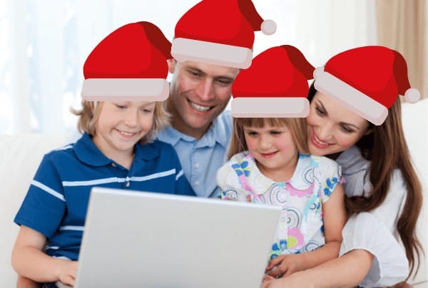 Famiy disfrutando juntos de una fiesta de navidad virtual