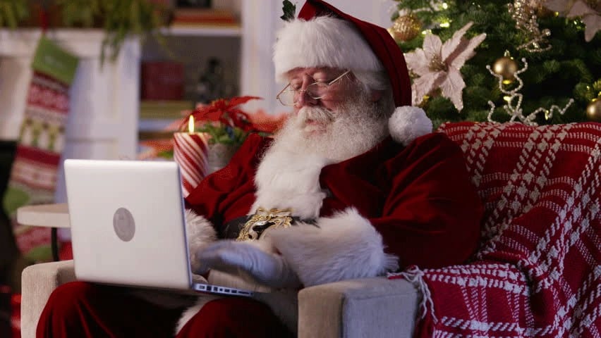 Papai Noel em um laptop no Natal.