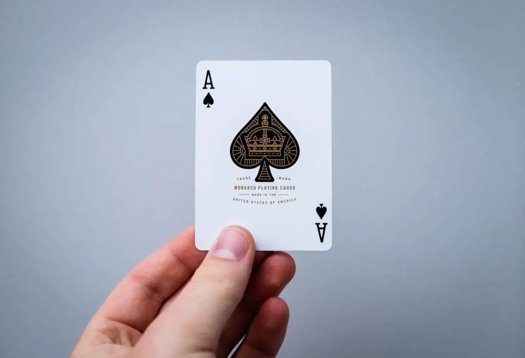 Karta Ace of Spades zvedl.