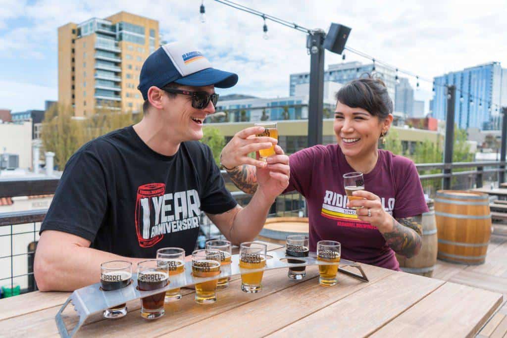 Mann und Frau bei einer Bierprobe.