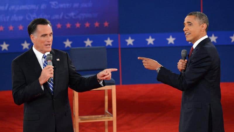 Mitt Romney e Barack Obama debatendo em formato de câmara municipal.