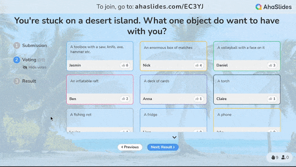 Los estudiantes están jugando el juego Desert Island usando la diapositiva de lluvia de ideas de AhaSlides para iniciar una ronda de debate en línea