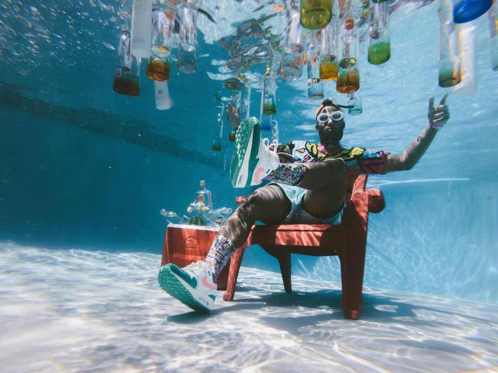 Mann sitzt während einer Feier zum Jahresende bei der Arbeit unter Wasser | Jahresabschlussparty