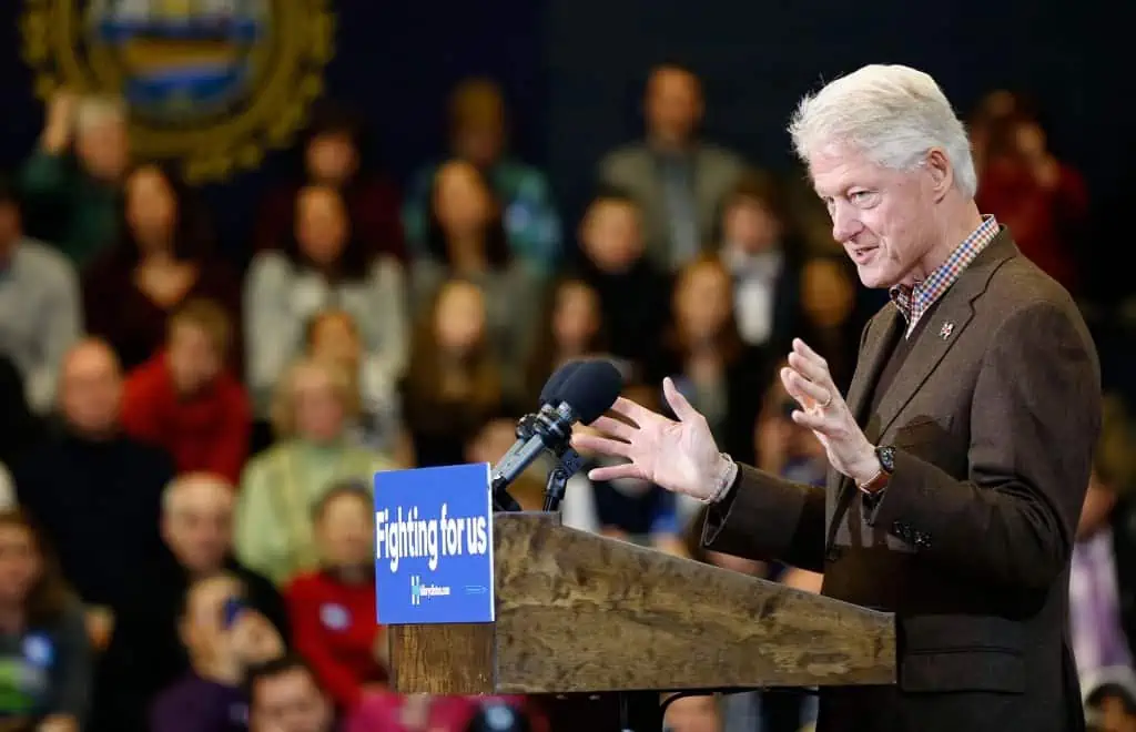 Bill Clinton eng Ried op enger Wahlversammlung | Wat ass eng Gemengeversammlung?