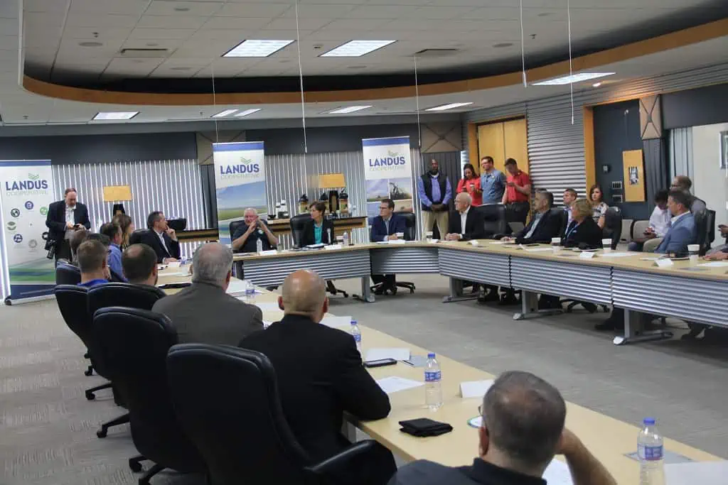 Sestanek mestne hiše v podjetju Landus coporate. Vsi, ki sedijo za mizo v obliki črke U v letu 2018.