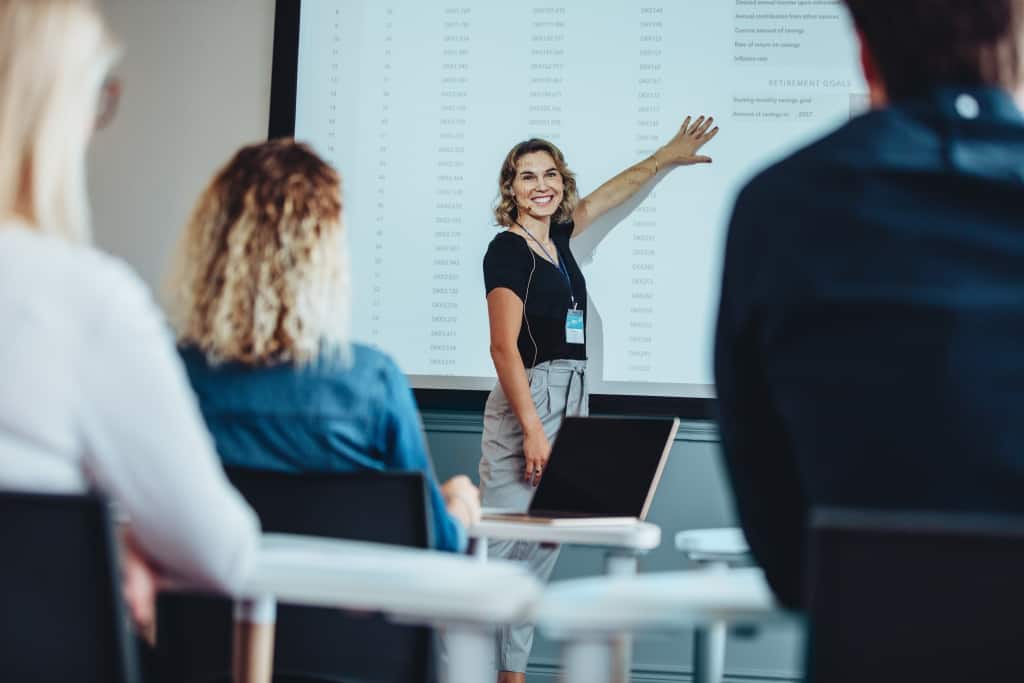 cette image décrit une femme qui fait sa présentation de 5 minutes avec confiance