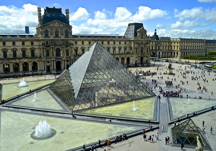 Muzeul Luvru, Franța - Quiz celebru de reper mondial
