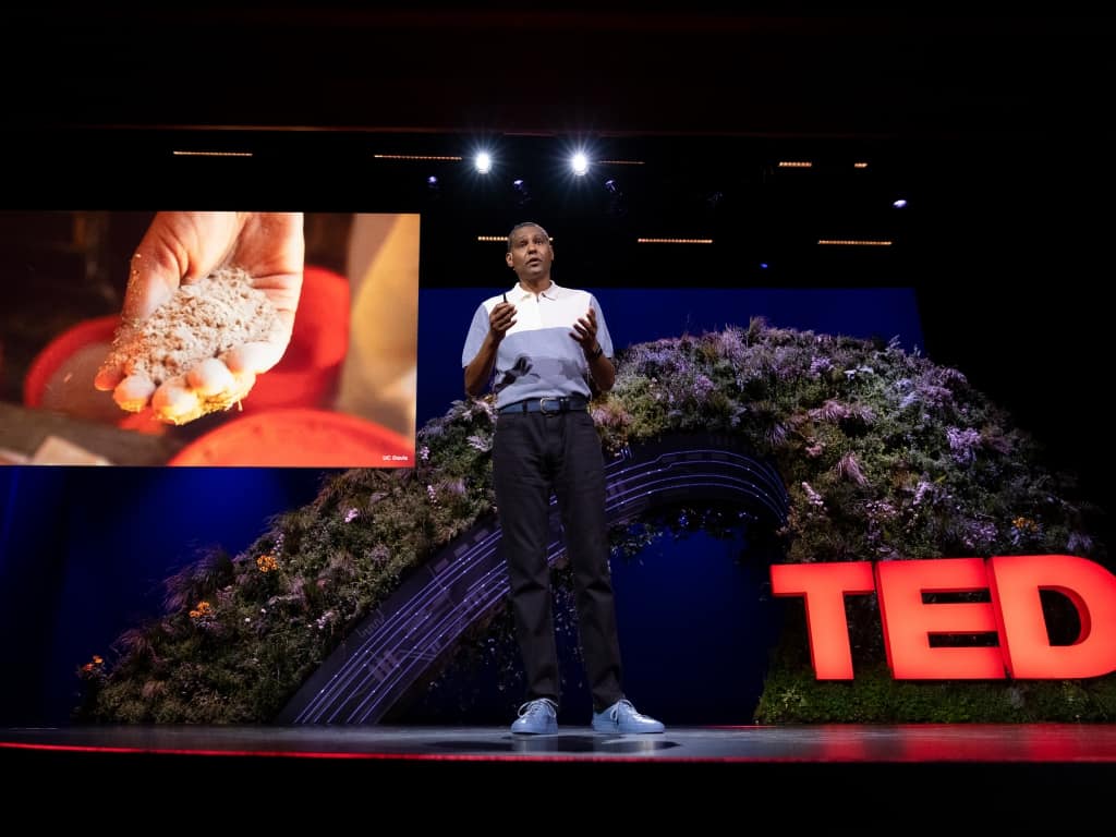 Ermias Kebreab kõnelemas 4. sessioonil TED Countdown Summitil 14. oktoobril 2021