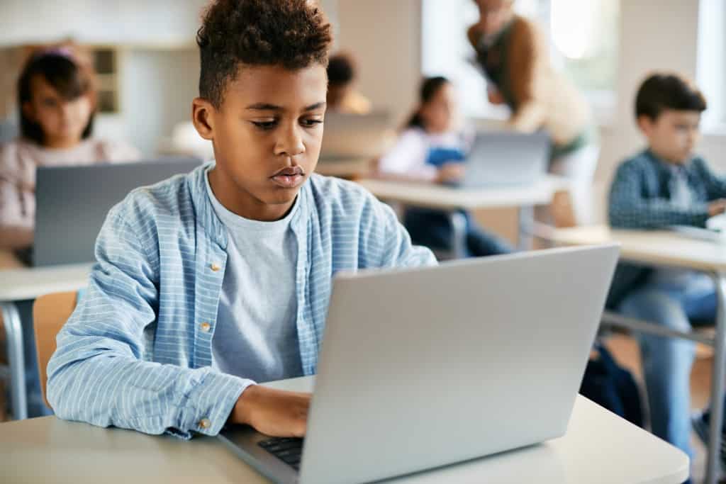 Estudiante participando en una lección de aprendizaje individualizado