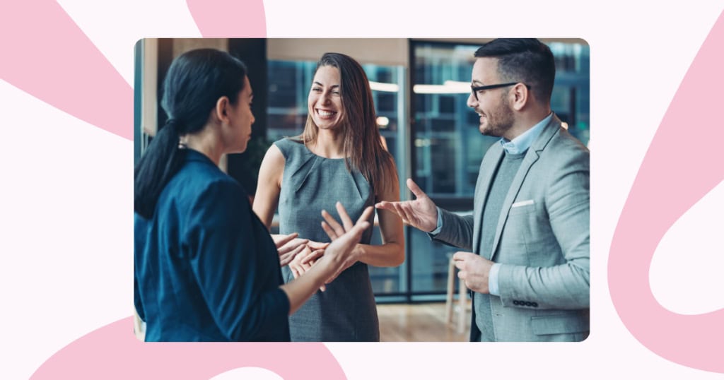 Pessoas em networking com rostos felizes