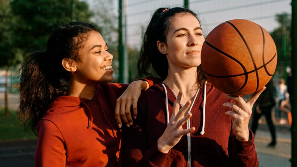 Grupo De Caucasianos Joga Um Jogo Amigável De Basquete Bronx NY