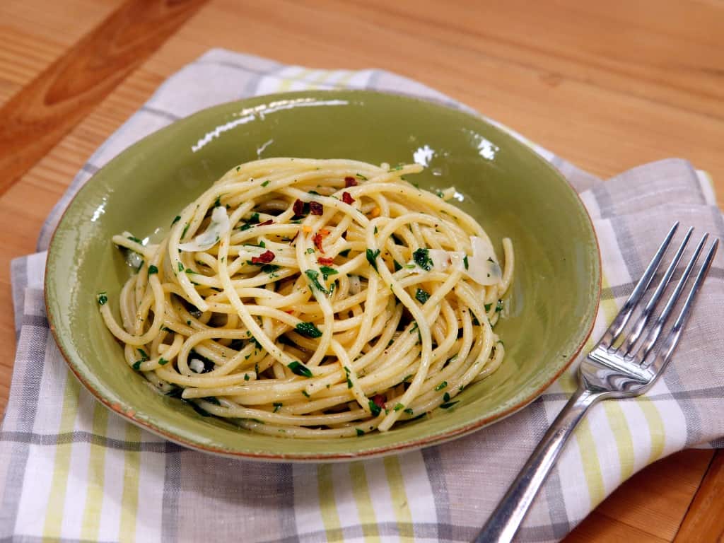 Ushqime të lehta për t'u gatuar: Makarona Aglio e Olio. Burimi: Food Network