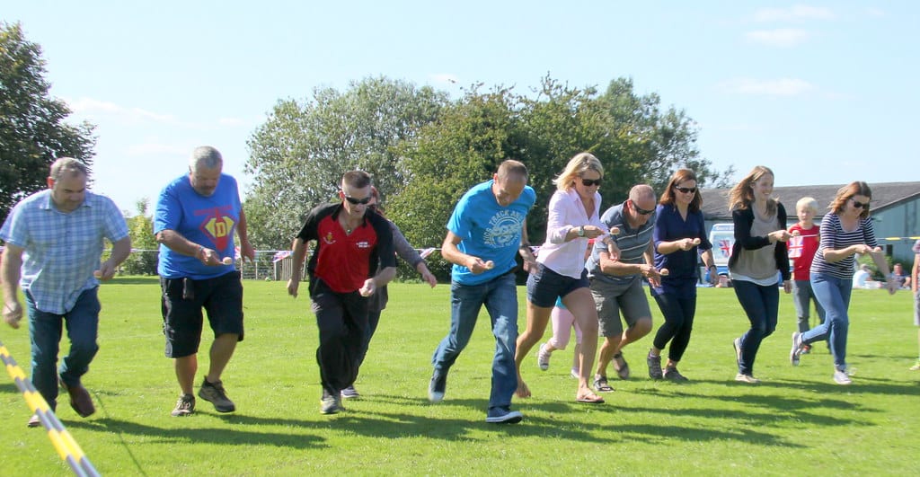 FAMURE Jogo de colher de ovo, Colher de treinamento de equilíbrio jogo de  corrida de ovos - Jogo de equilíbrio de ovos de madeira para atividades em  sala de aula de Páscoa Suprimentos de festa internos e externos