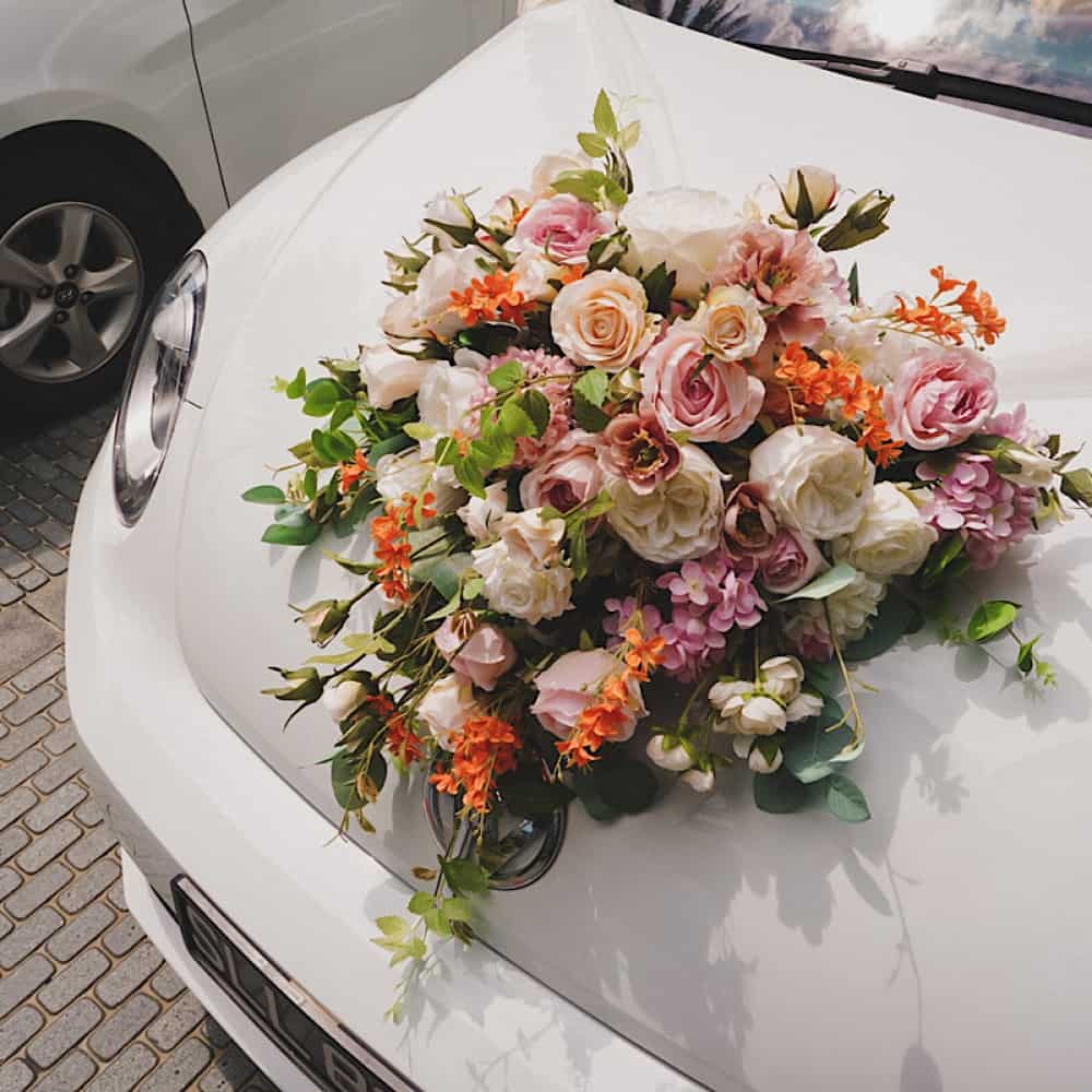 생생한 꽃을 찾으러 가십시오 - 결혼식을 위한 자동차 장식