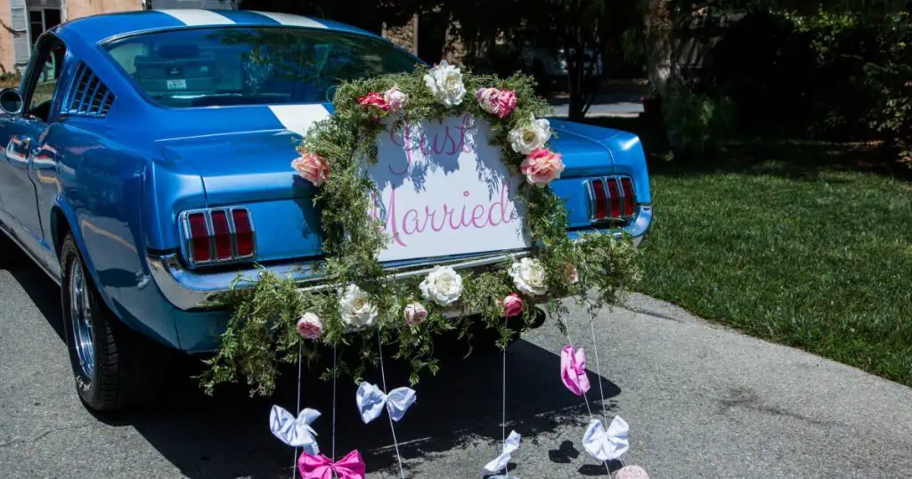Направите свој знак - декорација аутомобила за венчање