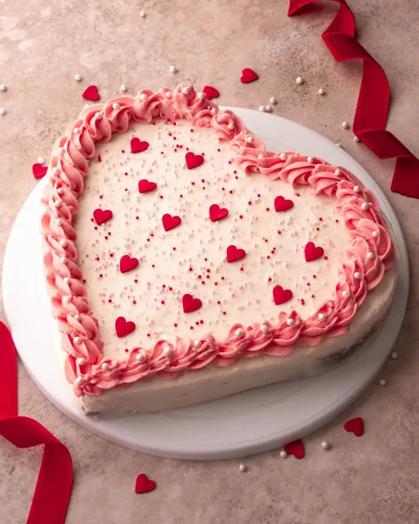 Klasična torta za godišnjicu u obliku srca - dizajn torte za godišnjicu
