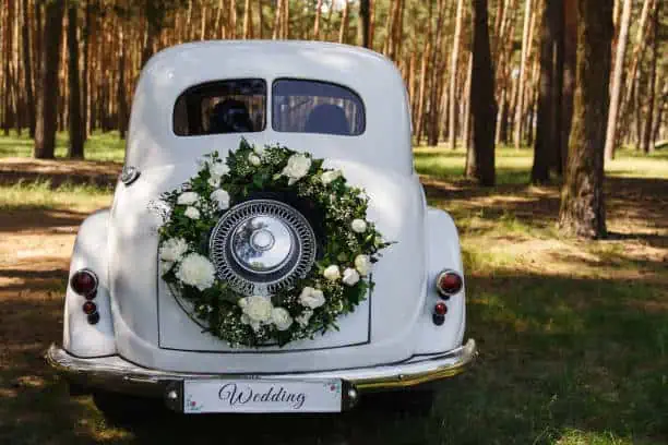 Preprosta dekoracija avtomobila za poroko z vencem