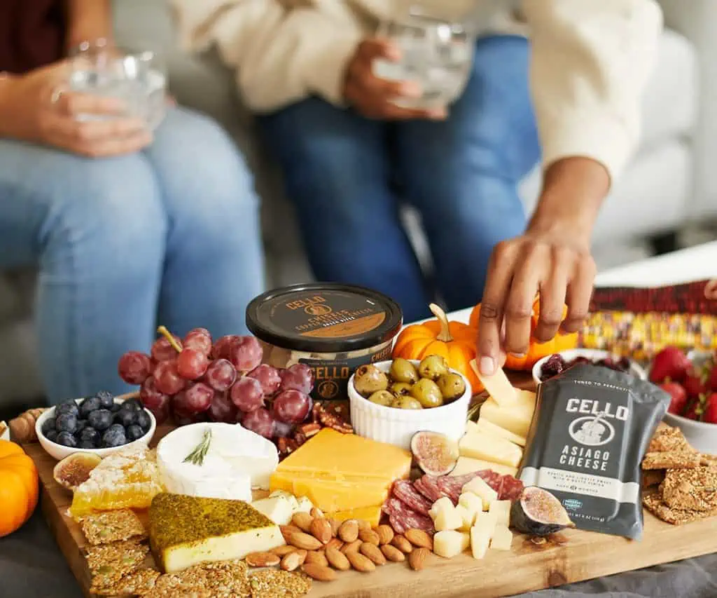 Vīna un siera ballīte — idejas saderināšanās ballītēm