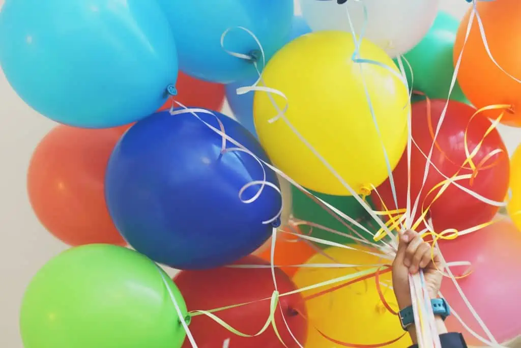 Briathran òran happy birthday ann am beurla balloons