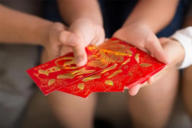 Kinesisk nyttårsgaveide: røde konvolutter