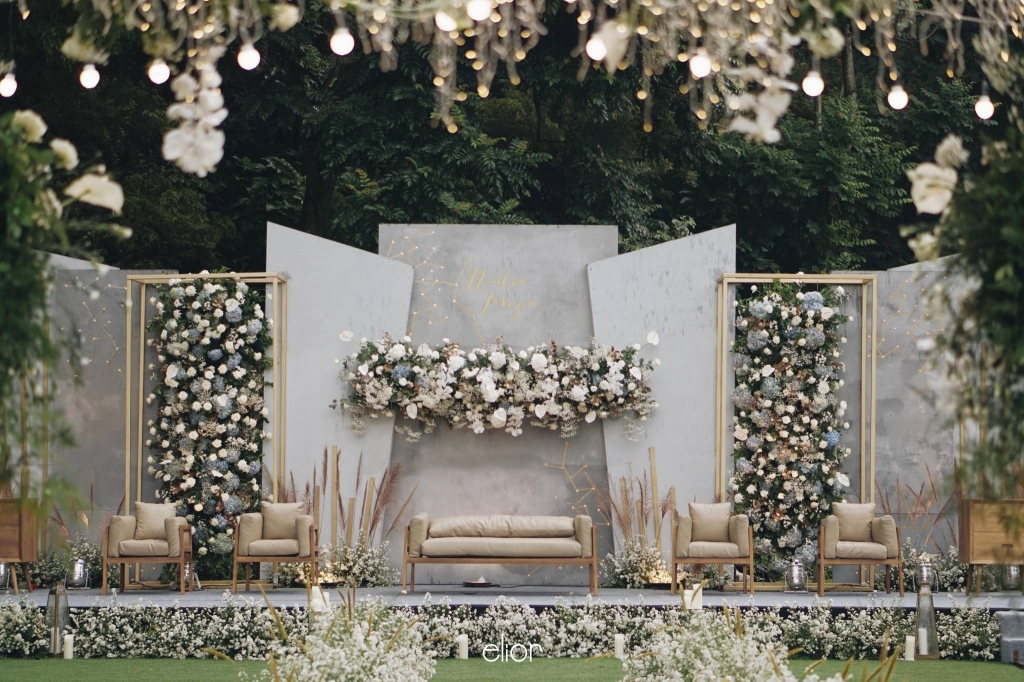 花の結婚式のステージ装飾