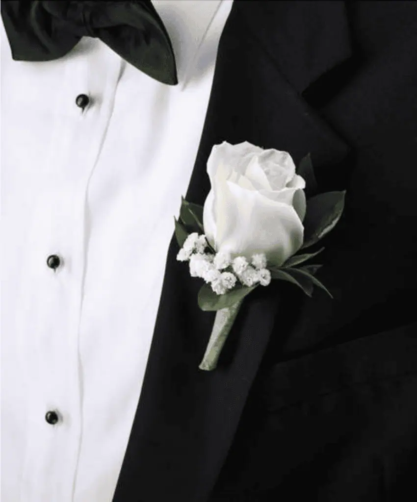 Весільна бутоньєрка з однієї троянди