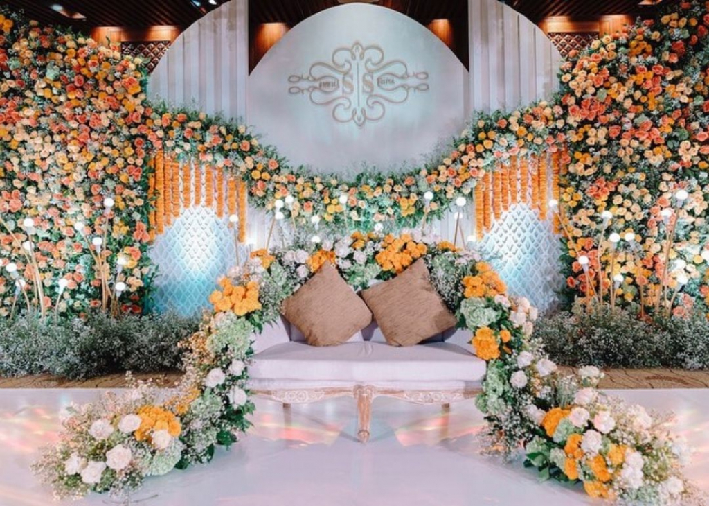 Poletna dekoracija cvetličnega odra za poroko