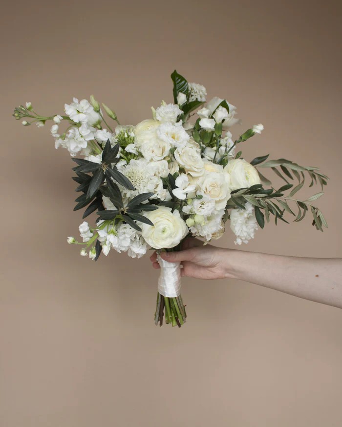 Maliit na puti at berdeng bridal bouquet